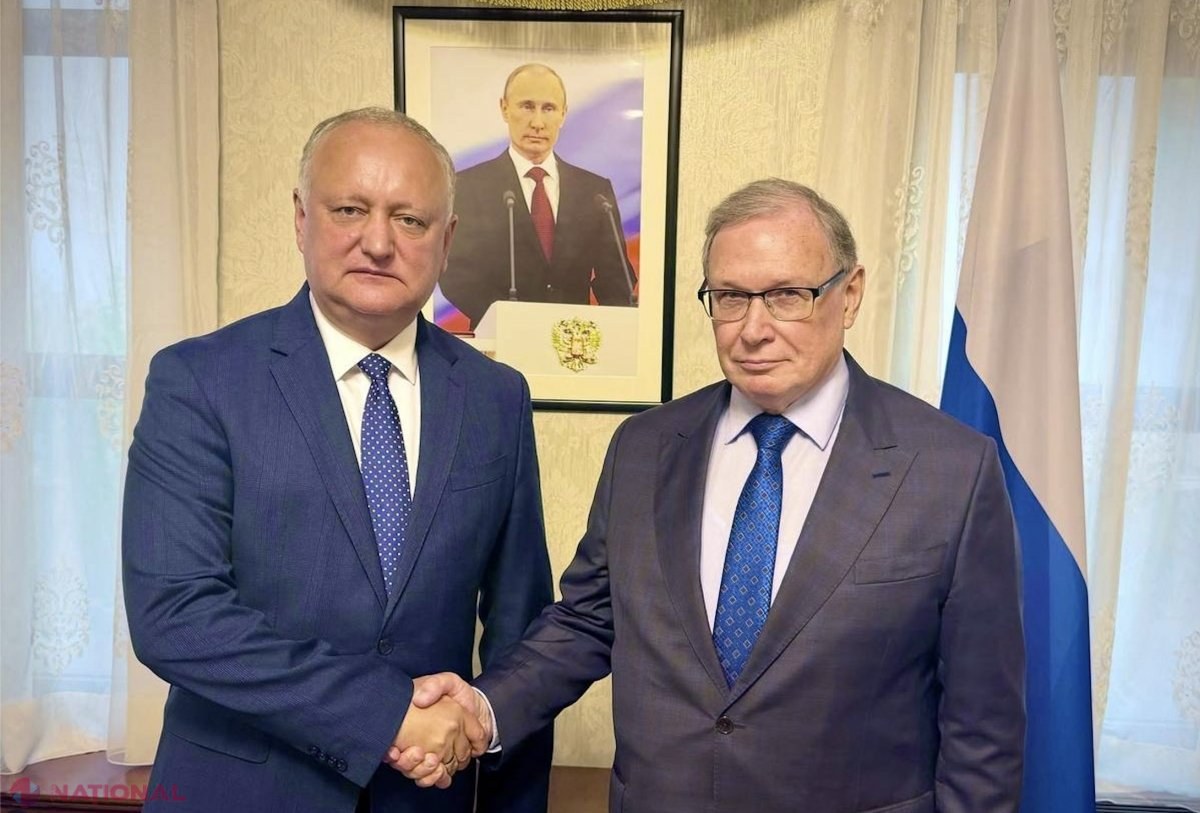 FOTO // Dodon dă mâna cu ambasadorul neacreditat al Rusie, după ce trimisul lui Putin a fost convocat la MAE pentru DRONA care a survolat R. Moldova. Socialistul a tăcut complice în fața incidentului care a speriat moldovenii