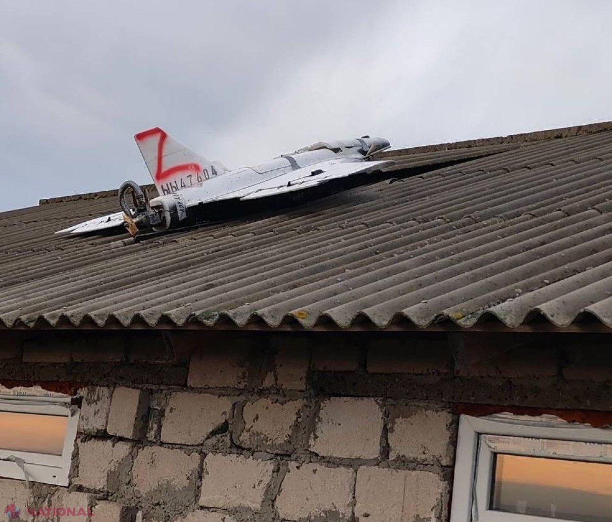 FOTO // O dronă rusească, cu însemnul „Z”, a căzut pe ACOPERIȘUL unei construcții din localitatea Cuhureștii de Jos, raionul Florești,