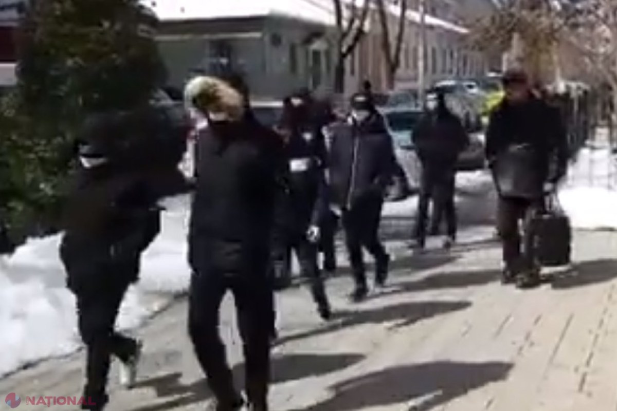 VIDEO // Cu pumnal, cuțit, bâte și măști antigaz: Un grup de provocatori, REȚINUT în timp ce se îndrepta în centrul Chișinăului