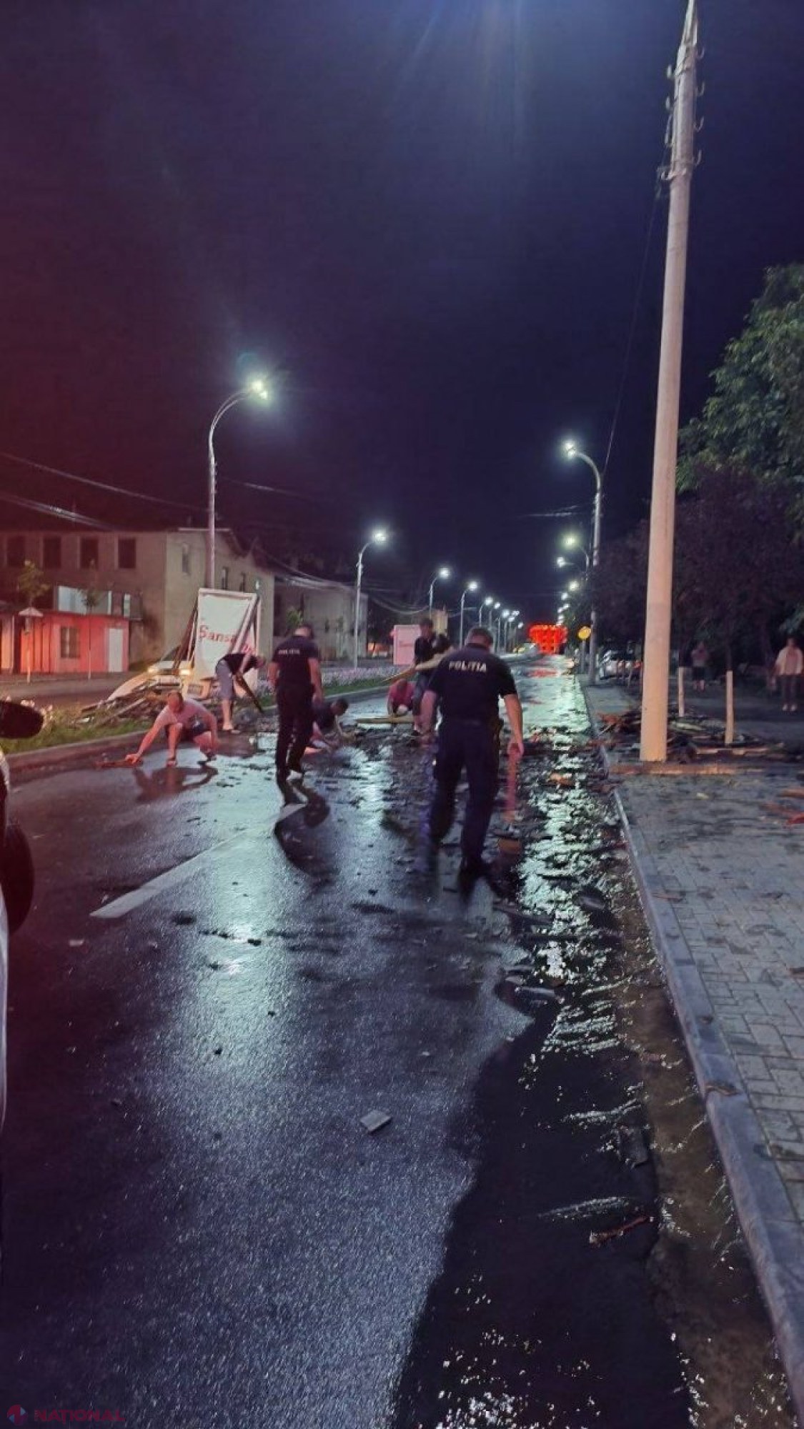 FOTO // Furtuna de seara trecută a provocat mai multe stricăciuni, iar zeci de localități au rămas fără curent electric. Peste 200 de SALVATORI sunt antrenați în lichidarea consecințelor intemperiei