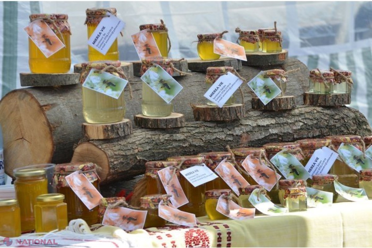 Zeci de apicultori din R. Moldova și-au anunțat prezenta la un festival în Scuarul Catedralei Mitropolitane „Nașterea Domnului”. Vizitatorii vor avea posibilitatea să deguste cele mai alese tipuri de miere și să vadă ce înseamnă stupii termosolari