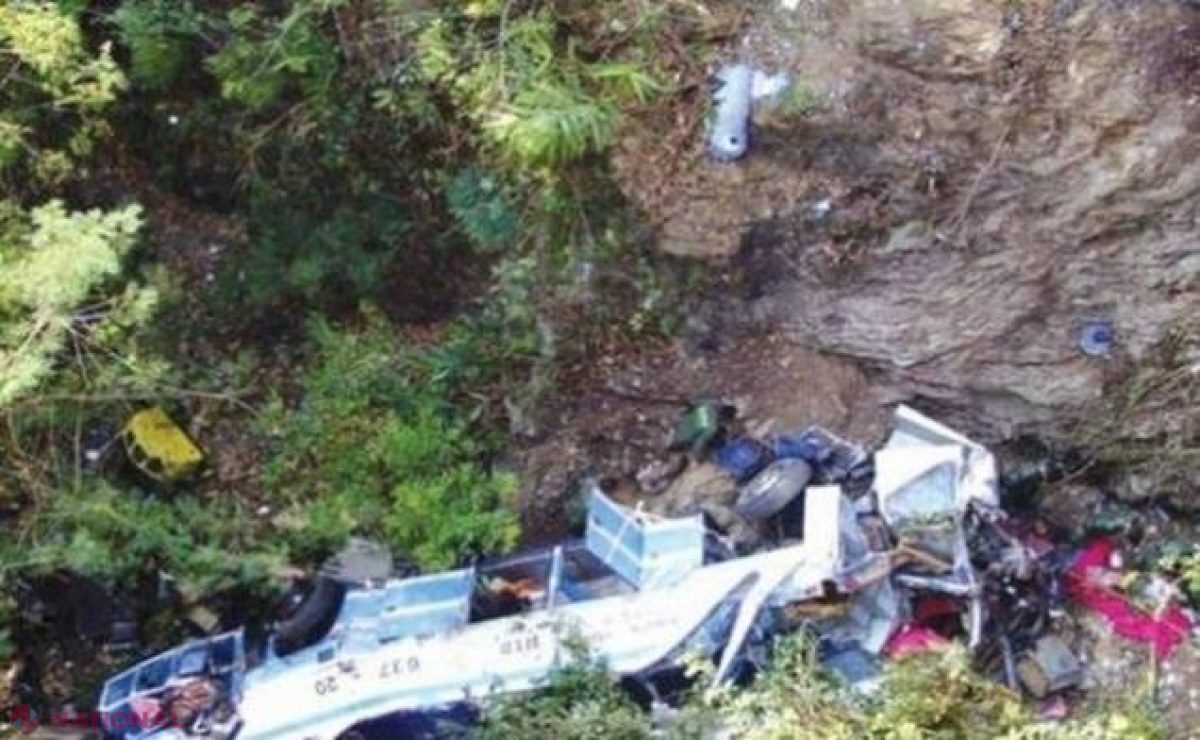 TRAGEDIE // Un autocar cu angajați ai Operei Naționale din India a căzut în prăpastie: 25 de morți