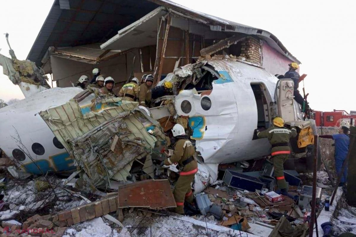 VIDEO, FOTO // Avion prăbuşit în Kazahstan. Sunt cel puţin 14 morţi, la bord se aflau 98 de persoane