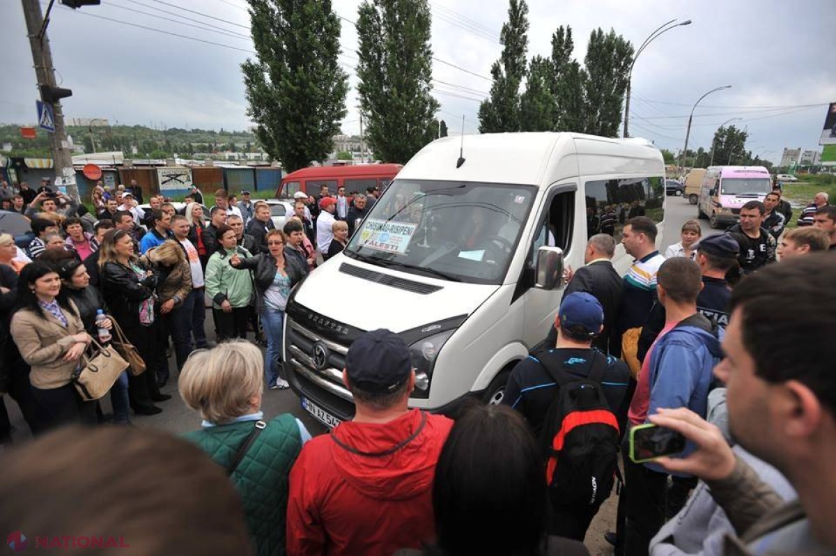 REPORTAJ FOTO // Vânzătorii de la piaţa „Calea Basarabiei”, la proteste: Au spart parbrizul unui microbuz