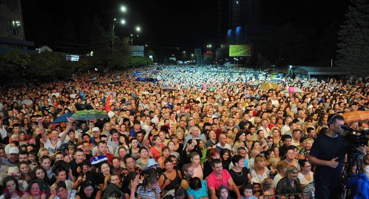 Primăria Bălți: Circa 50 de mii de oameni au venit la concertul organizat de Renato Usatâi cu prilejul Zilei Independenței R. Moldova (FOTO, VIDEO)