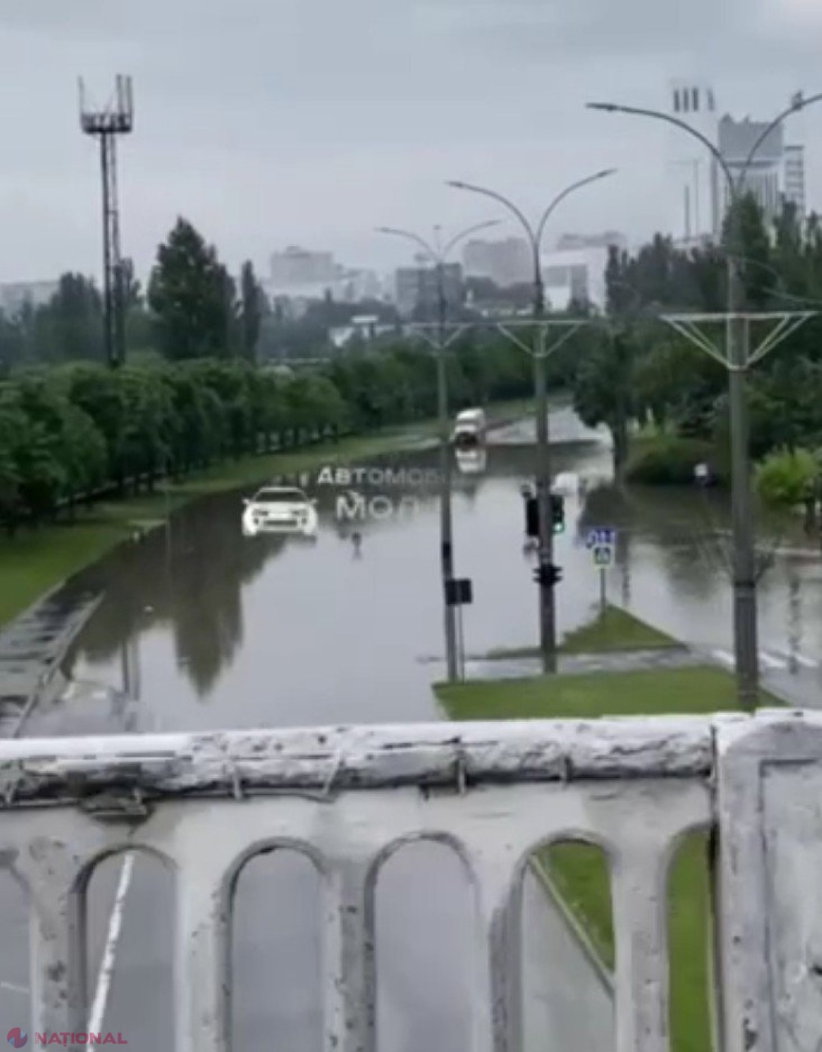 Strada Albișoara din capitală, blocată de ape: Îndemnul Poliției pentru șoferi