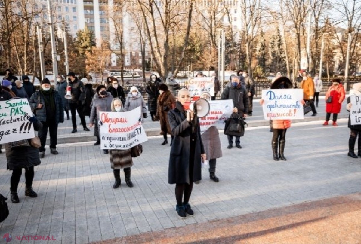 FOTO // Flashmob cu FACTURI la Președinție. Partidul „ȘOR” critică scumpirile fără precedent a gazelor: „Facturile pe care le primim ne îngrozesc. Nu doar pensionarii întâmpină mari dificultăți pentru a le achita