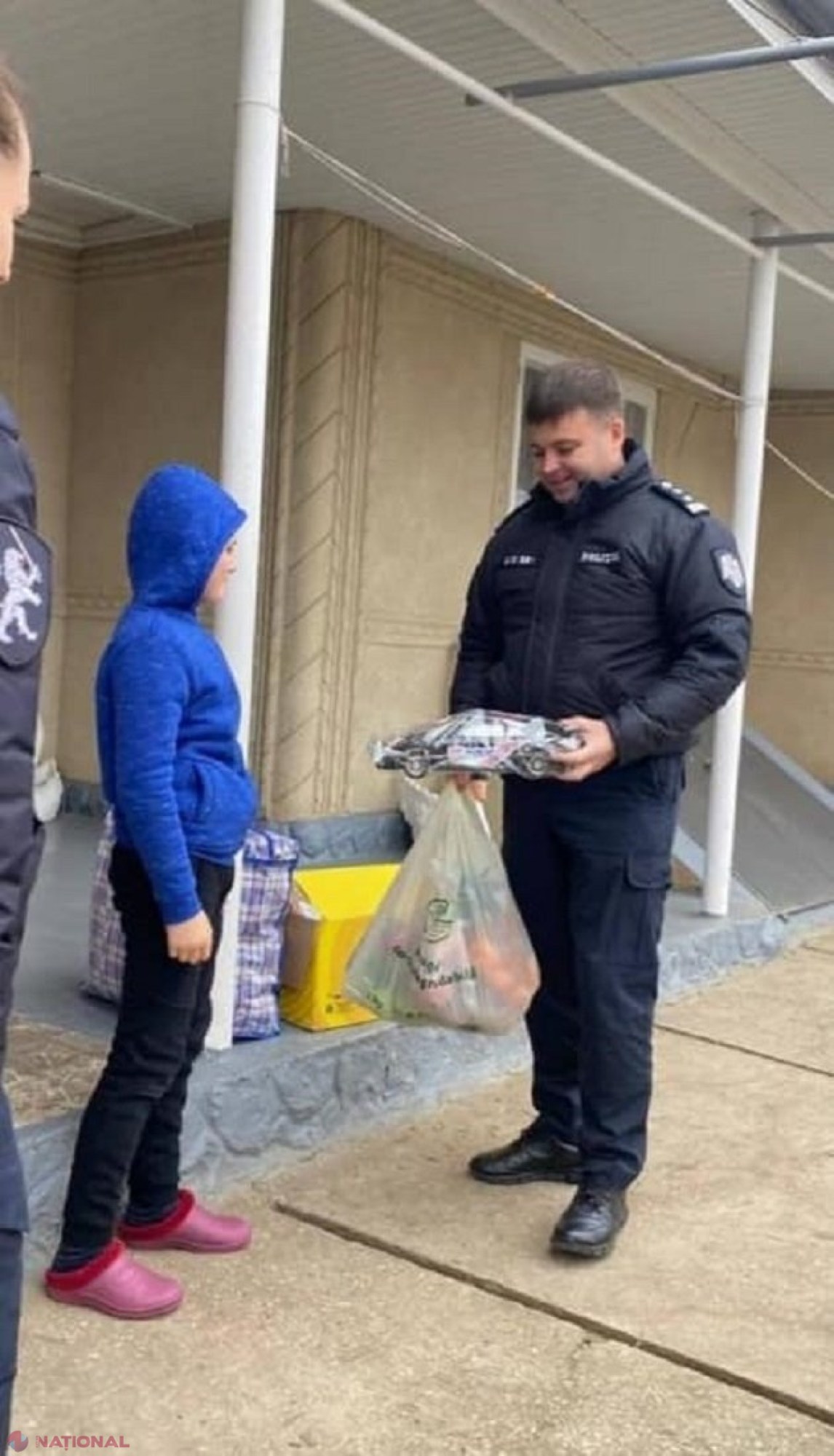 GEST // Băiețelul care a supraviețuit miraculos, acum șase ani, unui accident care l-a lăsat orfan de părinți și bunici, vizitat de polițiștii care i-au adus daruri de sărbători