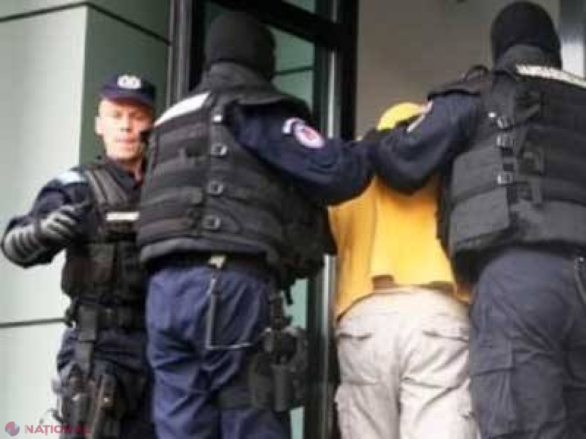 PERCHEZIȚII în biroul unui POLIȚIST. Complicele, un avocat, este adus acum la AUDIERI
