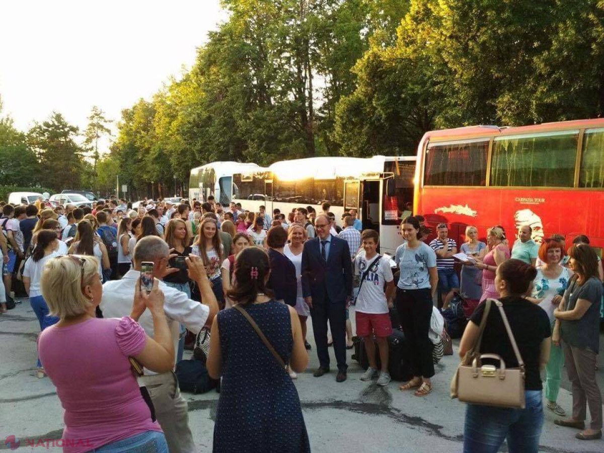 FOTO // 150 de olimpici din R. Moldova au plecat GRATUIT la taberele din România. Ambasadorul Ioniță: „Distracție frumoasă!”