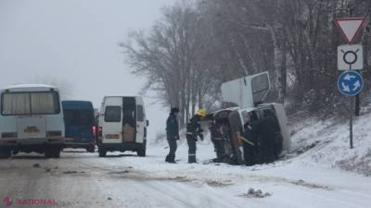 Un microbuz cu pasageri a DERAPAT şi s-a RĂSTURNAT
