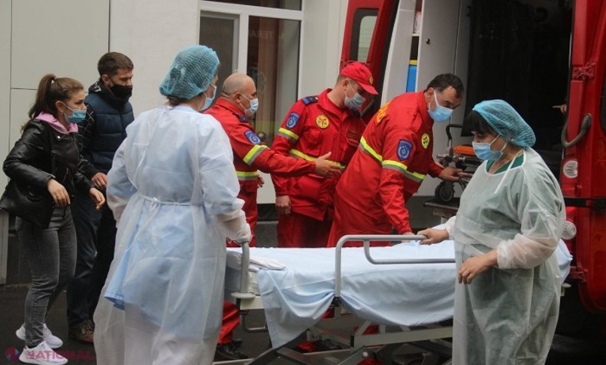 VIDEO // O femeie din R. Moldova care a suferit un atac vascular cerebral în Rusia, adusă acasă de un echipaj SMURD