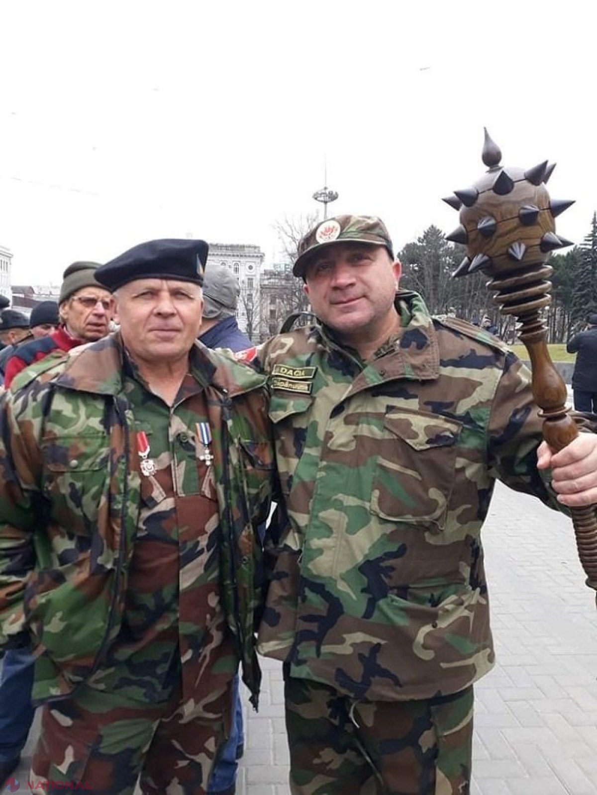 Bărbatul care a spart cu BUZDUGANUL geamul de la ușa Guvernului în timpul unui protest al veteranilor riscă până la ȘAPTE ani de închisoare
