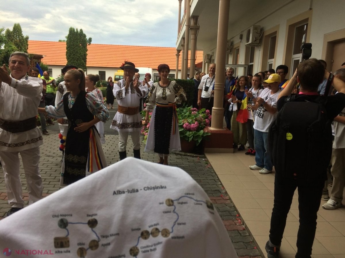 VIDEO // EMOȚIONANT: Participanții la Marșul Centenar, întâmpinați cu fanfară, pâine și sare, cu dansuri și vorbe frumoase la Reghin