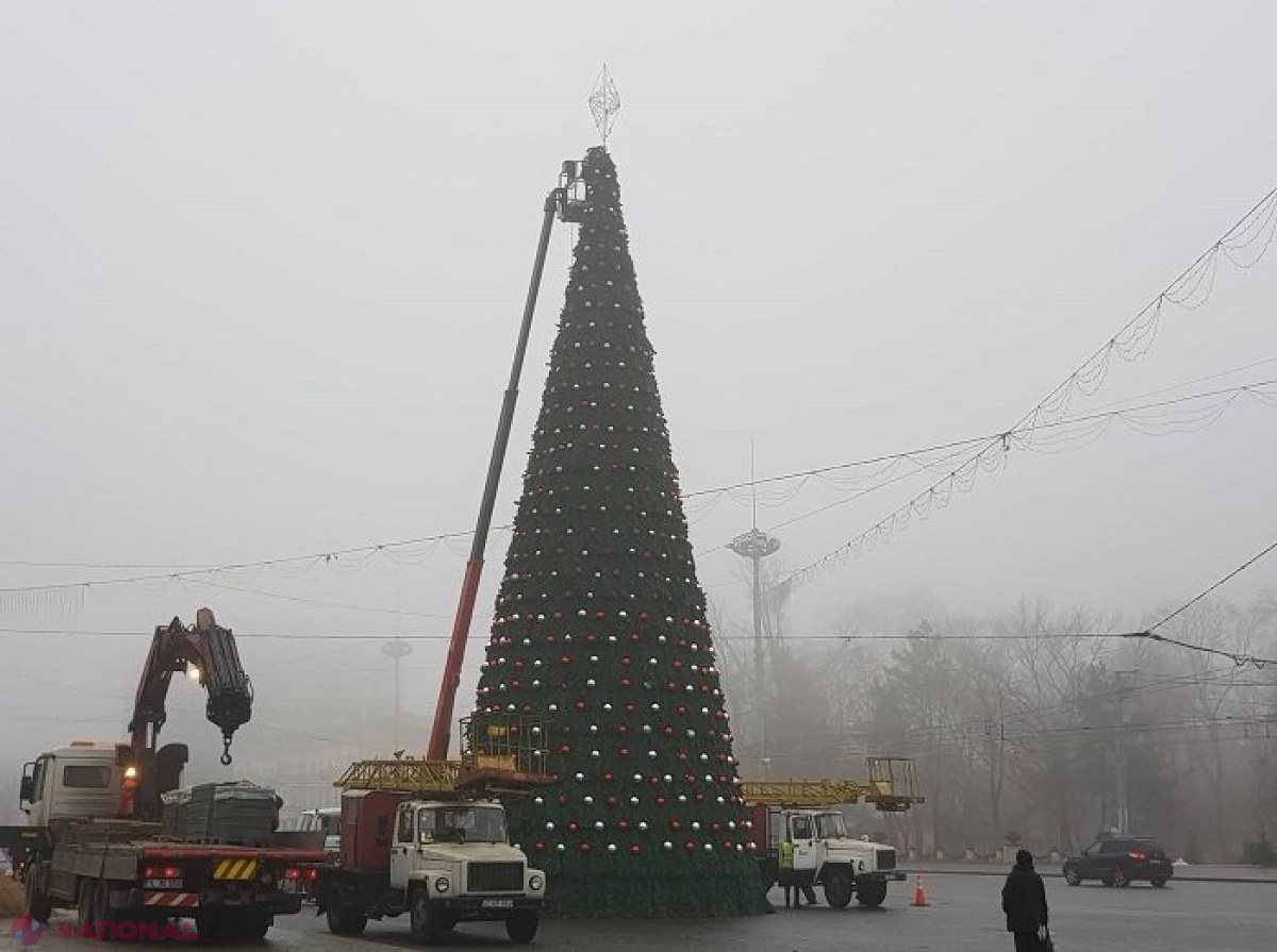 GALERIE FOTO // Cum arată bradul artificial care va fi inaugurat în această seară în Piața Marii Adunări Naționale: Împodobirea Pomului de Crăciun, pe ultima sută de metri
