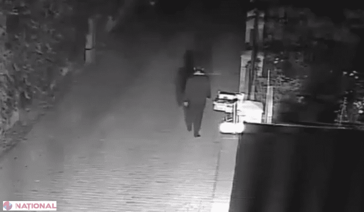 Poliția CAUTĂ un individ care a FURAT mai multe bunuri dintr-un AUTOMOBIL