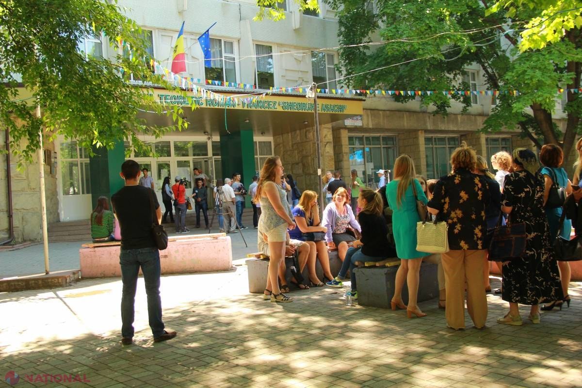 EXCLUȘI // Un absolvent a vrut să TRIȘEZE la examenul de astăzi de la BAC cu telefonul, iar altul avea CĂȘTI