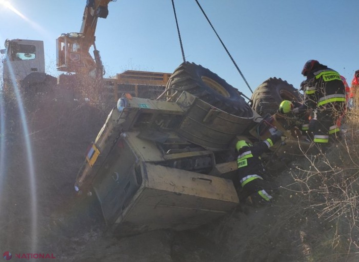Tractor, răsturnat într-o GROAPĂ, la Leova: Șoferul a decedat pe loc, iar pasagerul a ajuns în stare gravă la spital