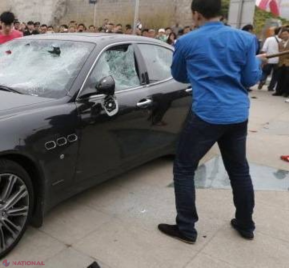 PROTEST // Cum şi-a distrus acest bărbat maşina de 328 000 de euro cu barosul 