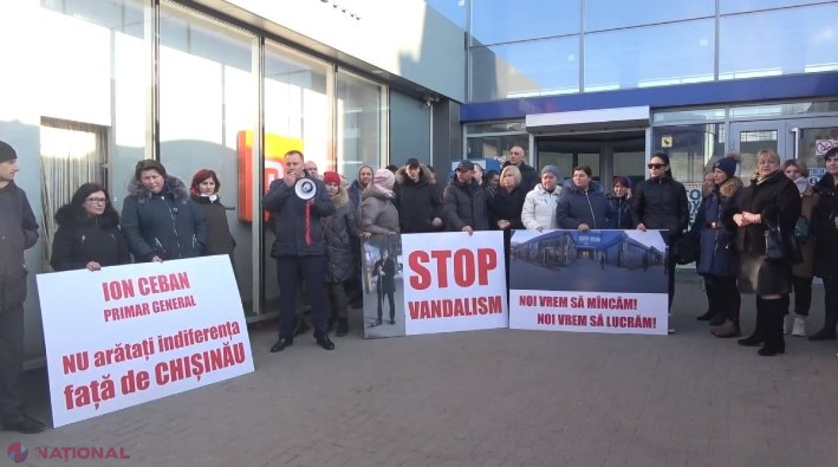 VIDEO // Protest matinal la Chișinău: Comercianții de la Gara Auto din centrul capitalei susțin că sunt INTIMIDAȚI și presați să renunțe la spațiile pe care le arendează în preajmă
