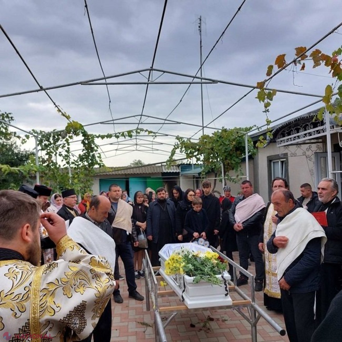 „Caz strigător la cer” într-un sat de la Ștefan Vodă: Preotul Mitropoliei Moldovei a INTERZIS accesul în biserică pentru oficierea prohodului unei localnice decedate. Motivul - fiul defunctei este preot al Mitropoliei Basarabiei. „A uzurpat biserica”