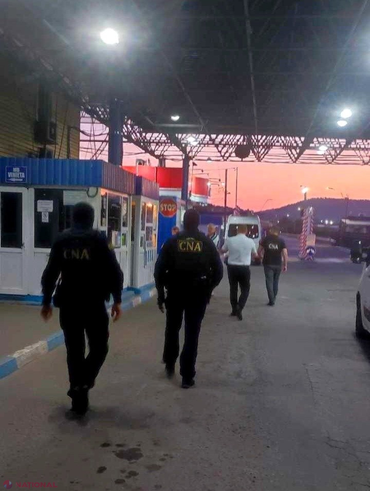 INTERCEPTĂRI // Șase angajați ai ANSA au fost reținuți la Otaci, după ce ar fi luat MITĂ pentru facilitarea tranzitului de mărfuri. Loturi de CARNE, produse de cofetărie și alte mărfuri intrau în R. Moldova fără a fi verificate