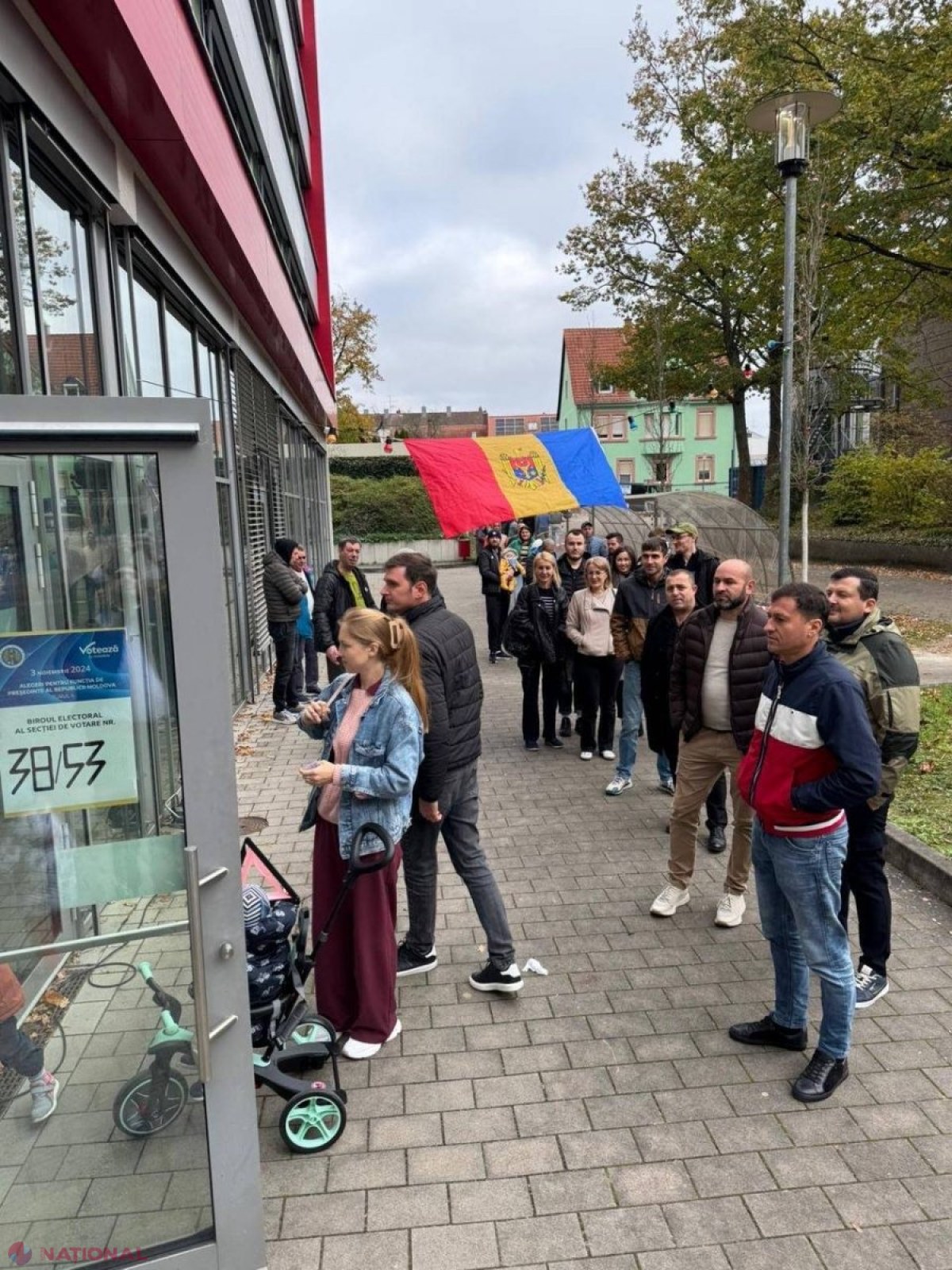 GALERIE FOTO, RECORD // Diaspora, mai mobilizată ca niciodată în turul II al alegerilor prezidențiale. A fost bătut recordul din 2020