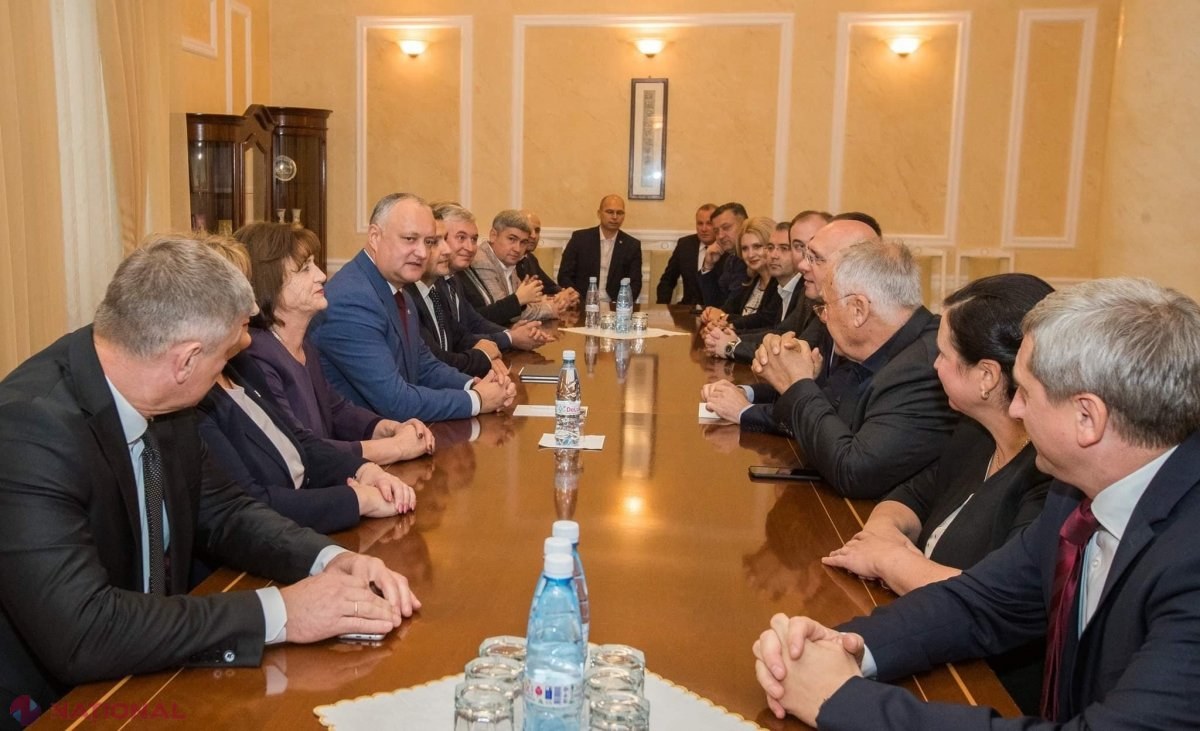 POZA ZILEI // Dodon, ÎNCOLȚIT din toate părțile de deputații PD. Singur, în fața a 30 de deputați, acesta reușește să-și impună guvernul său format din tehnocrați
