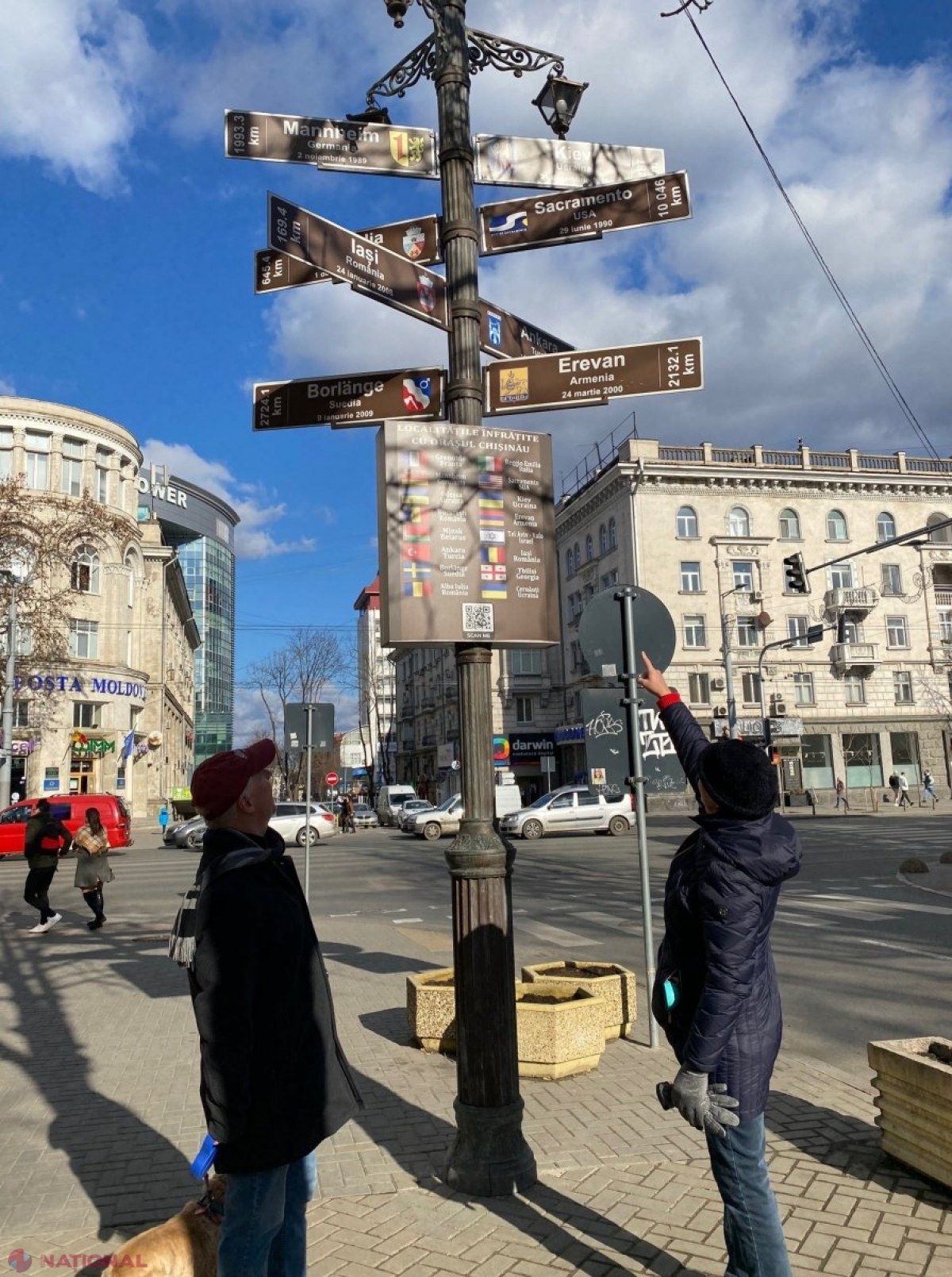 FOTO // Ambasadorul SUA a făcut TURUL Chișinăului, însoțit de soție și câinele familiei. Diplomatul așteaptă RECOMANDĂRILE moldovenilor privind locurile care merită văzute în R. Moldova