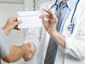 STUDIU // Care MEDICI din R. Moldova iau cea mai multă MITĂ?