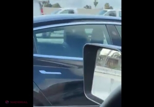 VIDEO // Sistemul AUTOPILOT conduce, în timp ce şoferul doarme. Cum a fost filmat un bărbat, a cărui maşină Tesla mergea cu 120 km la oră