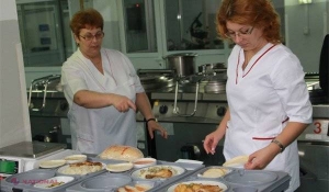 FOTO // Cum sunt hrăniți pacienții în diferite state ale lumii