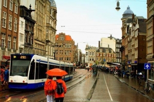 ASASINAREA unui tânăr sub ochii unor copii de şase ani bulversează Amsterdamul