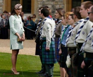 FOTO În sfârşit! Kate Middleton şi-a arătat burtica de gravidă