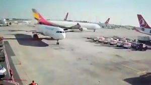 VIDEO // ALERTĂ într-un avion cu turiști britanici. CIOCNIRE pe AEROPORT: „Am zis că e sfârșitul VIEȚII MELE ”