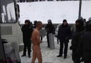 ȘOCANT // Cum își bat joc polițiștii ucraineni de un protestatar