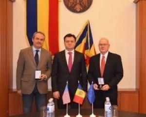 FOTO // Doi oficiali străini, decorați la Chișinău