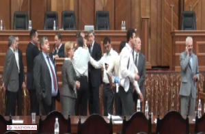 Parlamentarii sunt la un pas să se ia la BĂTAIE. Îmbrânceli între comuniști și liberal-democrați