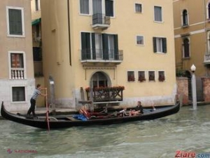 FOTO // Mâinile uriaşe care SPRIJINĂ Veneţia să nu între la apă