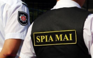 Ofițer de investigații și doi complici ai acestuia, reținuți pentru mită