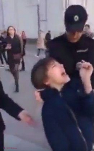 VIDEO // De ce a fost ARESTAT un copil care RECITA poezii pe o stradă din centrul Moscovei: Ruşii sunt şocaţi 