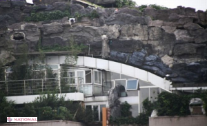 Şi-a făcut propriul său MUNTE pe terasa blocului în care locuieşte