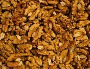 Nouă ani de închisoare pentru că au furat miez de nucă