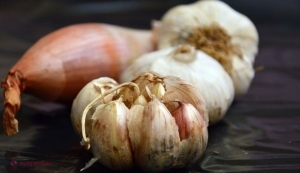 O descoperire INCREDIBILĂ demonstrează cum banala CEAPĂ şi USTUROI înving cancerul. Cercetarea a durat ani de zile