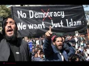 Mii de germani ies în STRADĂ pentru a le proteja pe femei de imigranţi. Șeful poliției din Koln și-a dat DEMISIA