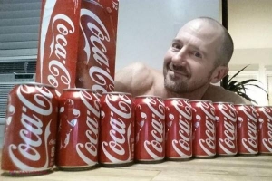 Ce s-a ÎNTÂMPLAT în corpul unui bărbat, care a băut Cola timp de o LUNĂ?