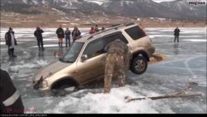VIDEO // Cum scoţi o maşină dintr-un lac îngheţat, în stil rusesc