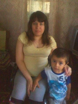 Imobilizată la pat și cu un copil mic alături, o tânără cere ajutorul nostru