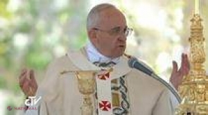 Cu ce COMPARĂ Papa Francisc ştirile false