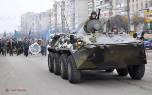  Militarii moldoveni au ieşit azi pe străzi. Au depus flori şi au ţinut un moment de reculegere